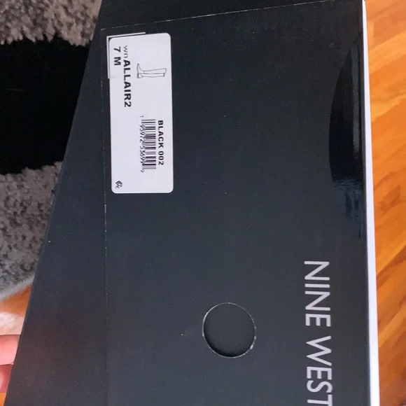 Black knee high boots , perfect to wear with jeans or dresses or leggings - Picture 2 of 2